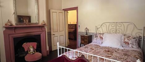 6 Schlafzimmer, Schreibtisch, Bügeleisen/Bügelbrett, Reisekinderbett