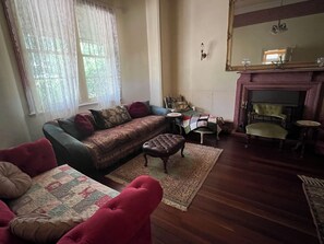 Smart-TV, Kamin, DVD-Player, Bücher