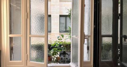 Charmant trois piĂšces avec terrasse en plein Marais