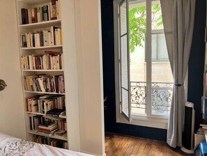 Escritorio, wifi, ropa de cama