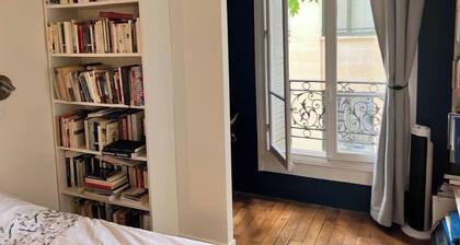 Charmant trois piĂšces avec terrasse en plein Marais