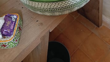Suihku, hiustenkuivaaja, pyyhkeet, saippua