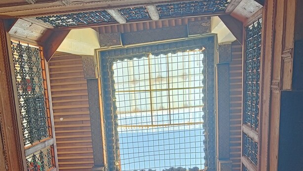 Habitació japonesa tradicional amb tatami, un panell shoji i sostre de fusta.