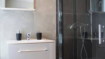 Douche, serviettes fournies