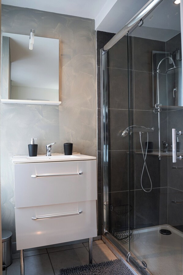 Douche, serviettes fournies