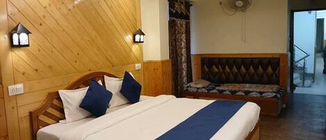 Triple Room, Mountain View | Free WiFi, bed sheets