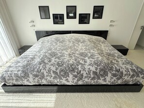 4 slaapkamers, een bureau, een strijkplank/strijkijzer, gratis wifi