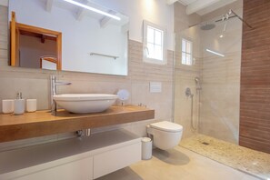 Een haardroger, een bidet, handdoeken, zeep
