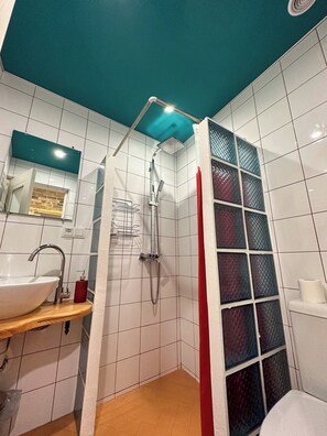 Shower, hair dryer, towels, soap - Double-bedroom apartment in downtown, with a wine bar on ground floor (Gyumri)