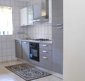 Tủ lạnh, lò vi sóng, dụng cụ nấu nướng/bát dĩa/dao nĩa