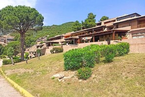 Um hotel numa encosta com estruturas em terraços, áreas de estar ao ar livre e vista ampla da paisagem circundante.