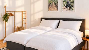 Genieße erholsamen Schlaf in unserem luxuriösen Boxspringbett mit erstklassigem Liegekomfort. Für deine Kleidung steht ein praktischer Kleiderständer bereit, damit du dich rundum wohlfühlen kannst.