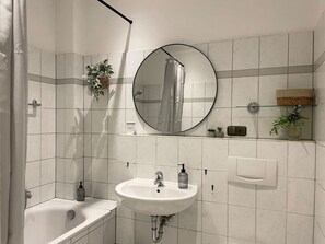 Haartrockner, Handtücher, Seife, Shampoo