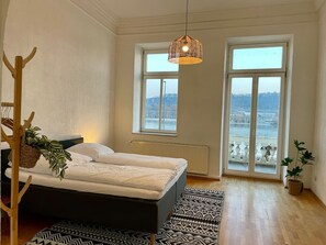 2 bedrooms, iron/ironing board, travel cot, free WiFi - LaBed - Directly on Drosselgasse | Enjoy the wine region, old town & view of the Rhine (Rüdesheim am Rhein)