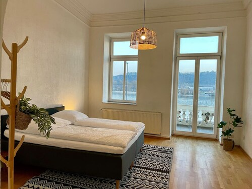 LaBed - Directly on Drosselgasse | Enjoy the wine region, old town & view of the Rhine