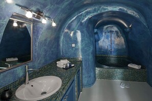 Shower, hair dryer - Neli Suite with private Jacuzzi - My Rental Homes (Fira)