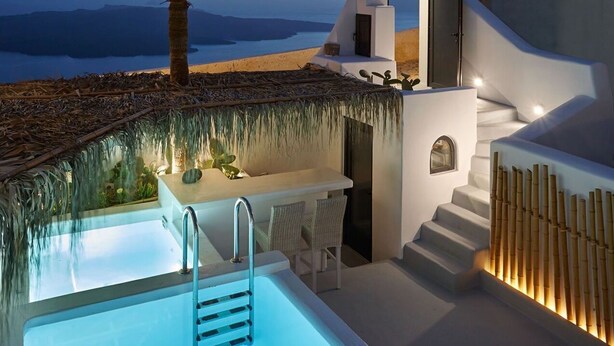A modern pool area with a view of the sea, a palm tree, and a unique architectural design with a curved archway. - Mansion Orny with 2 private pool - My Rental Homes (Fira)