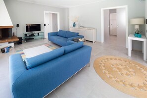 Televisión, chimenea y estéreo