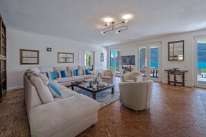 Fernseher, Kamin, Stereoanlage