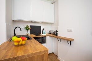 Kühlschrank, Mikrowelle, Ofen, Geschirrspüler