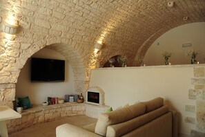 Télévision, cheminée, chaîne hi-fi