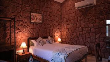 Deluxe dubbelrum eller tvåbäddsrum - balkong | Skrivbord, arbetsyta för laptop, mörkläggningsgardiner och gratis wi-fi