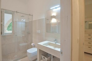 Ducha, secador de pelo, bidet