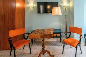 Suite 4 | Senger med Select Comfort-madrass og safe på rommet