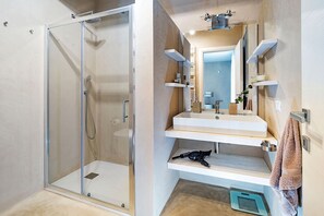 Shower, hair dryer, bidet - Villa Orangella with pool - My Rental Homes (Avola)