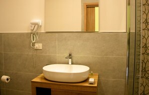 Shower, hair dryer, bidet, towels