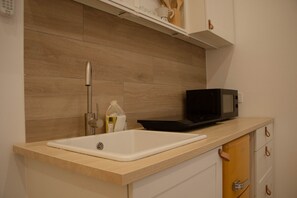 Kühlschrank, Mikrowelle, Wasserkocher mit Kaffee-/Teezubehör