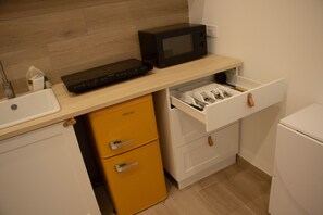 Jääkaappi, mikroaaltouuni, kahvin-/teenkeitin
