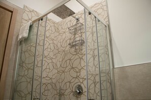 Dusche, Haartrockner, Bidet, HandtĂŒcher