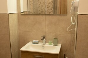 Shower, free toiletries, hair dryer, bathrobes - Terrazza Augusteo By Dimorra (Napoli)
