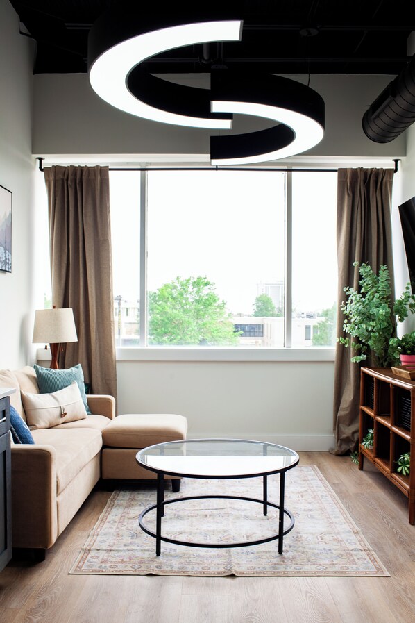 Smart TV - Luxury Downtown 2BR/2BA • Capitol Views (Montgomery)