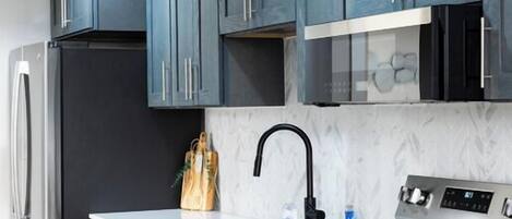 Refrigerador, microondas, horno y parrilla de estufa