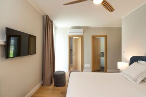 3 habitaciones, tabla de planchar con plancha y cuna de viaje 