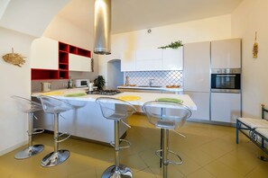 Fridge, microwave, oven, stovetop - Villa Eva with private pool - My Rental Homes (Massa Lubrense)