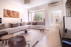 Fernseher, Kamin, Stereoanlage