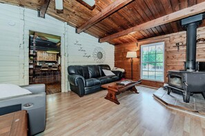 Smart TV, fireplace - Whisk You Away: Bruce Retreat with Pool, Pet Friendly (Northern Bruce Peninsula)