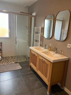 Dusche, Haartrockner, Handtücher, Seife