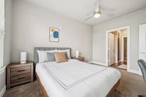 2 Schlafzimmer, Schreibtisch, Bügeleisen/Bügelbrett, Reisekinderbett