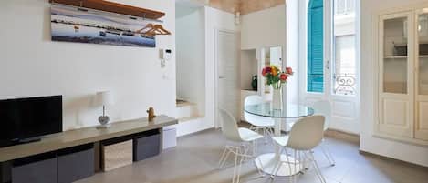 Apartment, Balcony | Living area