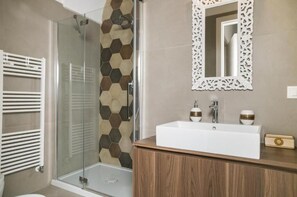 Appartement, patio | Salle de bain