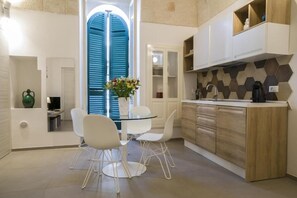 Apartamento, balcón | Zona de estar