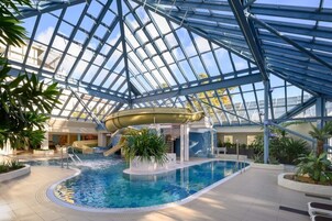 Una piscina techada, una piscina al aire libre