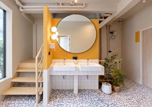 Comfort Shared Dormitory, City View | Bathroom - Au Luna Bangkok Hostel (Bangkok)