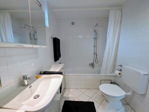 Secadora de cabello, toallas, jabón, papel de baño 