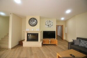 TV, fireplace