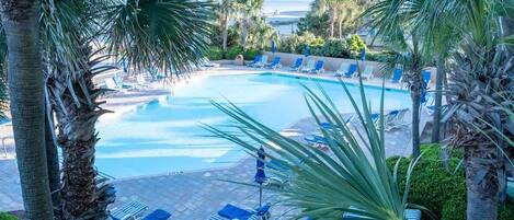 Una piscina cubierta, una piscina climatizada